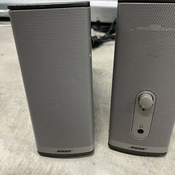 Two Bose speaker working good, god option for the laptop or desktop - Picture 2 of 2